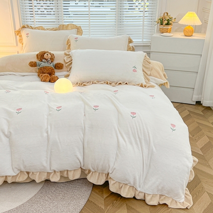 91家纺网 家纺一手货源 找家纺 金麦家纺 2024新款花边款牛奶绒四件套 黄色花朵