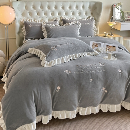 91家纺网 家纺一手货源 找家纺 （总）金牛座家纺 2025新款韩版木耳花边刺绣牛奶绒四件套-小欢喜