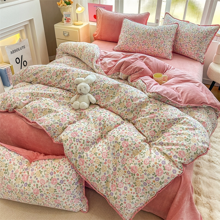 91家纺网 家纺一手货源 找家纺 2025新款三角针贝壳边棉加牛奶绒工艺款四件套 花园芬芳