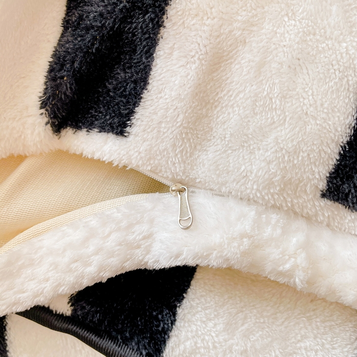 91家纺网 家纺一手货源 找家纺 2024新款A类北极绒格子-条纹系列宽包边加厚被套（暖光图） 条纹-黑白