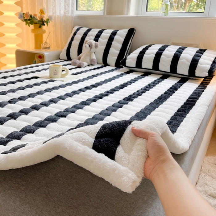91家纺网 家纺一手货源 找家纺 2024秋冬加厚床垫床褥子北极绒印花泰迪绒床褥床护垫三件套-160g夹棉 条纹-黑色