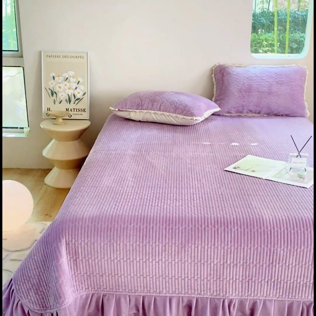 91家纺网 家纺一手货源 找家纺 胜权家纺 2024秋冬新款婴儿绒夹棉圆角花边简约风纯色牛奶绒床盖三件套 流绪花梦紫