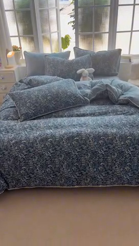 91家纺网 家纺一手货源 找家纺 2025新款三角针贝壳边棉加牛奶绒工艺款四件套 蓝底小花