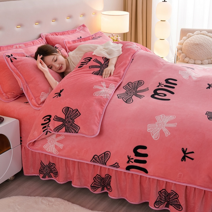 91家纺网 家纺一手货源 找家纺 阿亮家居 2024新款8.5斤保暖牛奶绒金貂绒床裙款四件套 蝴蝶结