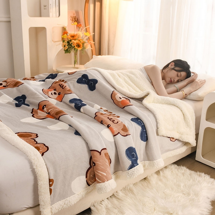 91家纺网 家纺一手货源 找家纺 2025新款毛毯AB版牛奶绒+羊羔绒毯子复合多功能午睡毯 小熊-灰