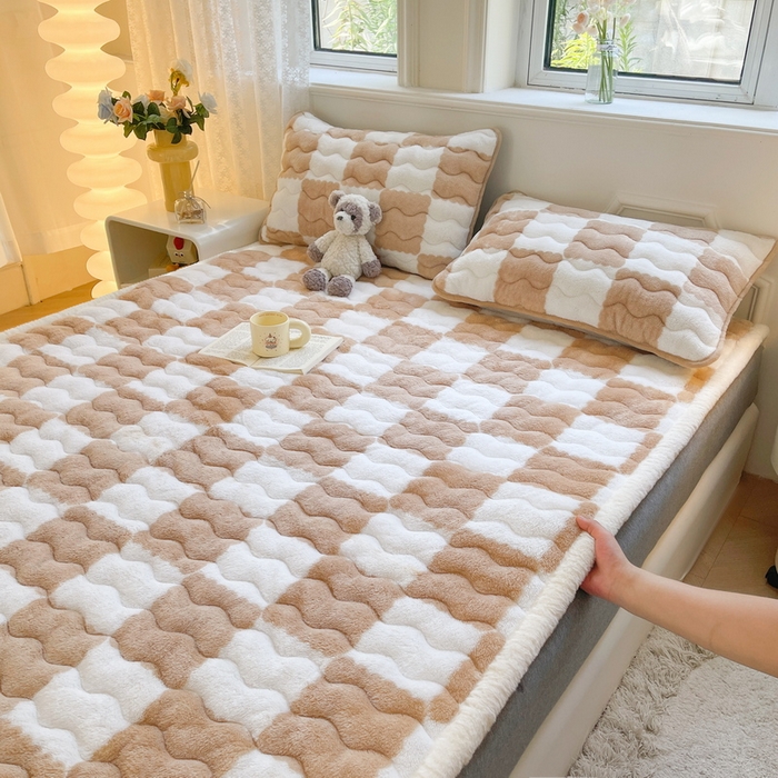 91家纺网 家纺一手货源 找家纺 2024秋冬加厚床垫床褥子北极绒印花泰迪绒床褥床护垫三件套-160g夹棉 棋盘格-奶咖