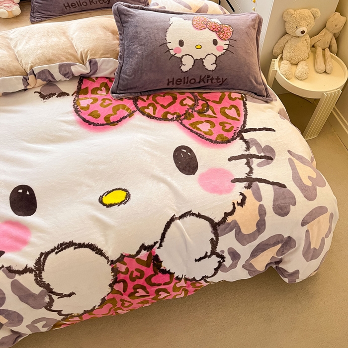 91家纺网 家纺一手货源 找家纺 金爱家 2024新款三丽鸥大版加厚牛奶绒四件套-第二批 咖啡豹纹kt