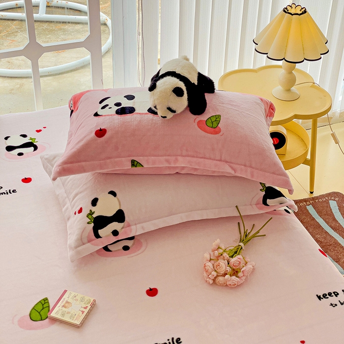 91家纺网 家纺一手货源 找家纺 名兮家居 2024新款时尚卡通风高克重牛奶绒床单-盖毯 彩虹熊猫-粉