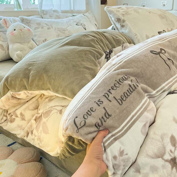 91家纺网 家纺一手货源 找家纺 慕澄家纺 2024新款小清新可爱印花牛奶绒加厚保暖四件套 夜舞精灵