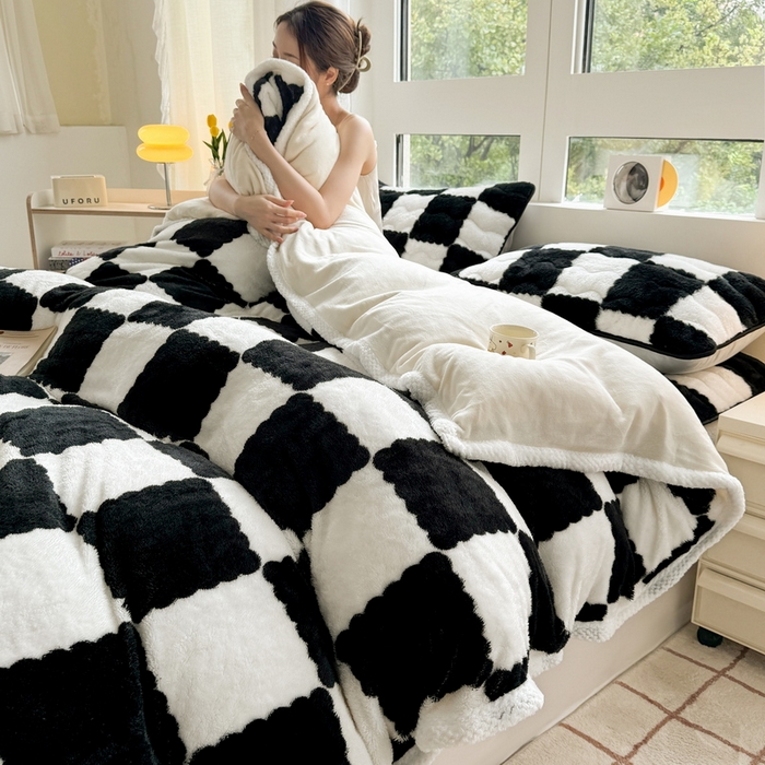 91家纺网 家纺一手货源 找家纺 2024新款A类北极绒格子-条纹系列宽包边加厚被套（自然光图） 棋盘格-黑白