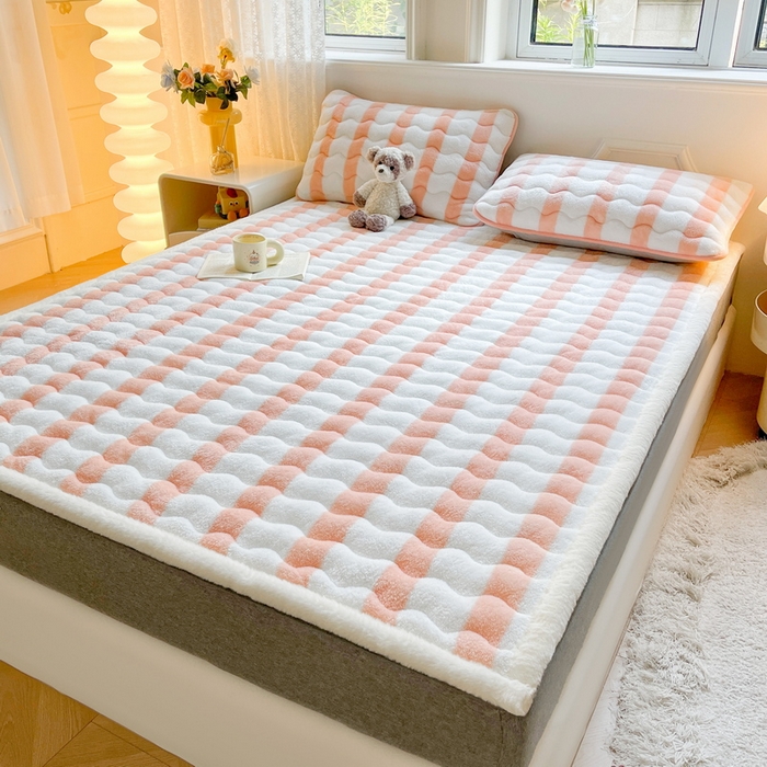 91家纺网 家纺一手货源 找家纺 2024秋冬加厚床垫床褥子北极绒印花泰迪绒床褥床护垫三件套-160g夹棉 条纹-粉玉