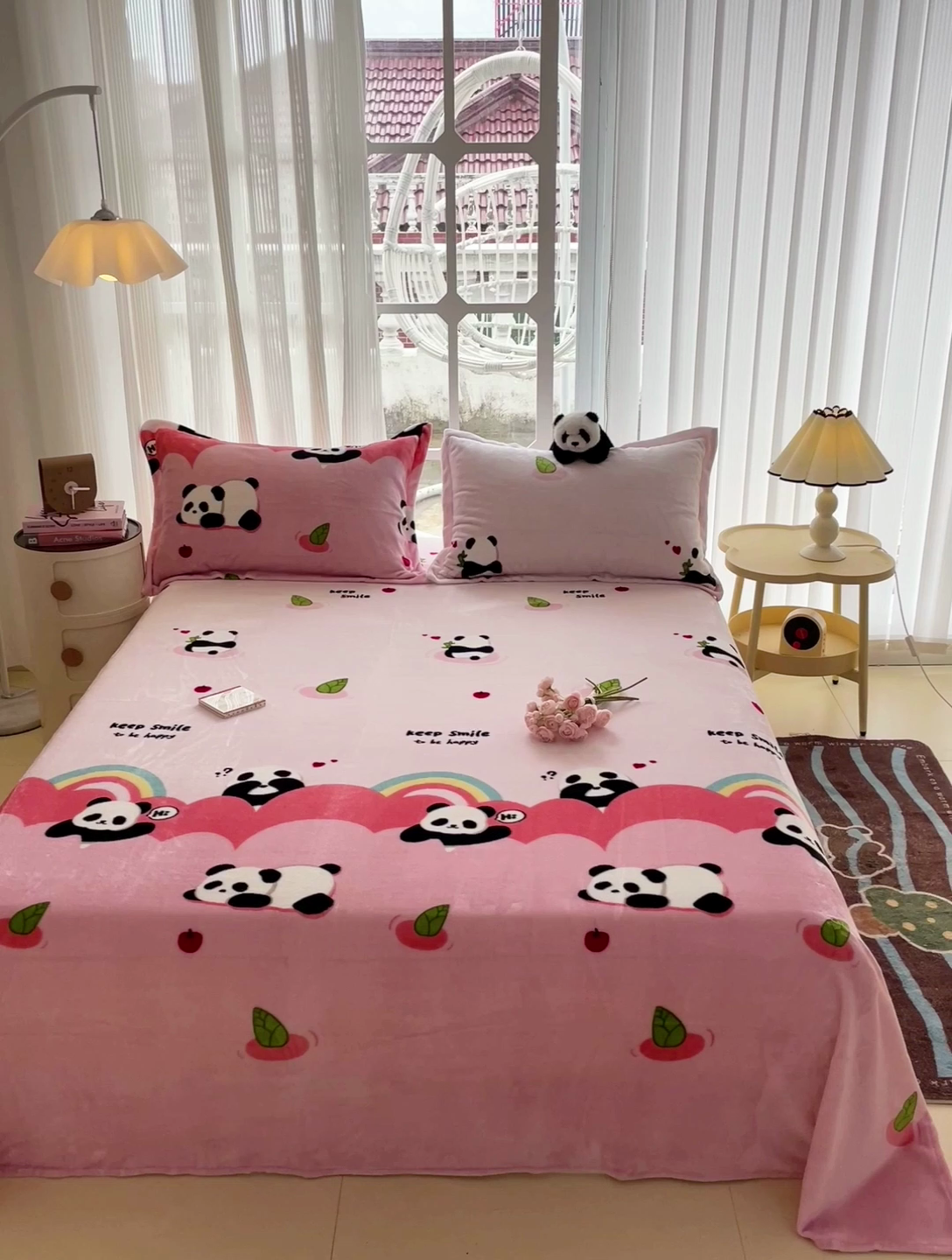 91家纺网 家纺一手货源 找家纺 名兮家居 2024新款时尚卡通风高克重牛奶绒床单-盖毯 彩虹熊猫-粉