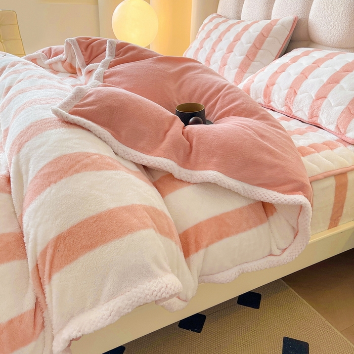 91家纺网 家纺一手货源 找家纺 2024新款A类北极绒格子-条纹系列宽包边加厚被套（暖光图） 条纹-粉玉