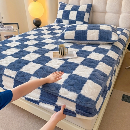 91家纺网 家纺一手货源 找家纺 （总）2024秋冬北极绒加厚夹棉床笠三件套印花泰迪绒床垫保护套罩-格子条纹系（暖光图）