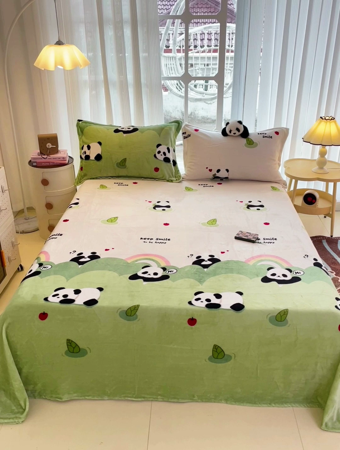 91家纺网 家纺一手货源 找家纺 名兮家居 2024新款时尚卡通风高克重牛奶绒床单-盖毯 彩虹熊猫-果绿