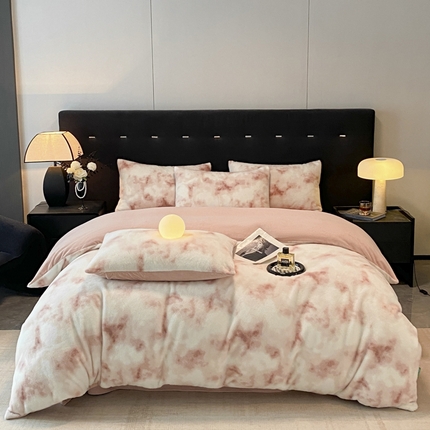 91家纺网 家纺一手货源 找家纺 嗯呢家纺 2024新款A类高克重全消光雪貂绒扎染风四件套-七彩 七彩-粉