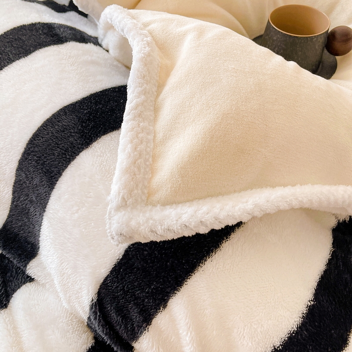 91家纺网 家纺一手货源 找家纺 2024新款A类北极绒格子-条纹系列宽包边加厚被套（暖光图） 条纹-黑白