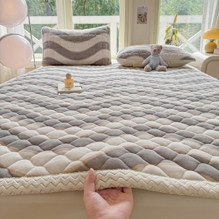 91家纺网 家纺一手货源 找家纺 眠势力 2025新款牛奶绒床垫保暖床褥子夹棉加厚秋冬季防滑床护垫 贝壳边-乘风破浪