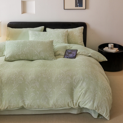 91家纺网 家纺一手货源 找家纺 （总）优彩 2025新款雕花牛奶绒四件套烂花牛奶绒四件套