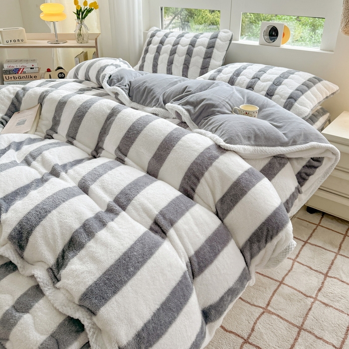 91家纺网 家纺一手货源 找家纺 2024新款A类北极绒格子-条纹系列宽包边加厚被套（自然光图） 条纹-灰色