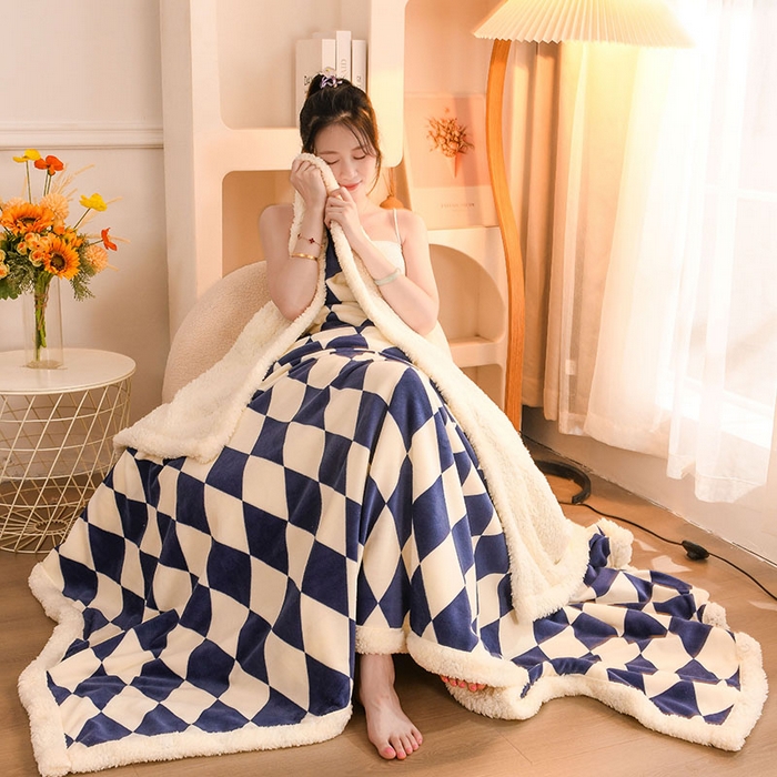 91家纺网 家纺一手货源 找家纺 2025新款毛毯AB版牛奶绒+羊羔绒毯子复合多功能午睡毯 菱格兰