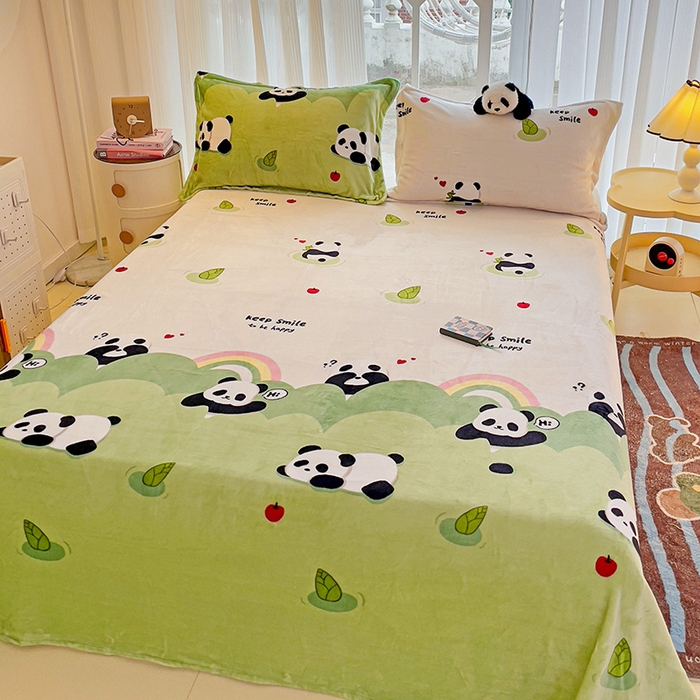 91家纺网 家纺一手货源 找家纺 名兮家居 2024新款时尚卡通风高克重牛奶绒床单-盖毯 彩虹熊猫-果绿