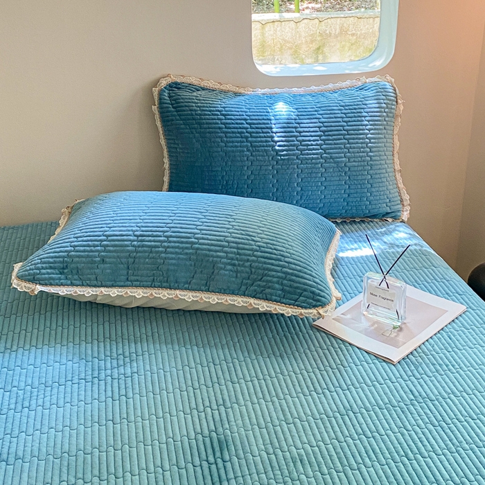 91家纺网 家纺一手货源 找家纺 胜权家纺 2024秋冬新款婴儿绒夹棉圆角花边简约风纯色牛奶绒床盖三件套 流绪花梦蓝