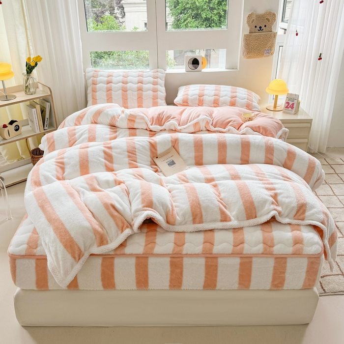 91家纺网 家纺一手货源 找家纺 2024新款A类北极绒格子-条纹系列宽包边加厚被套（自然光图） 条纹-粉玉