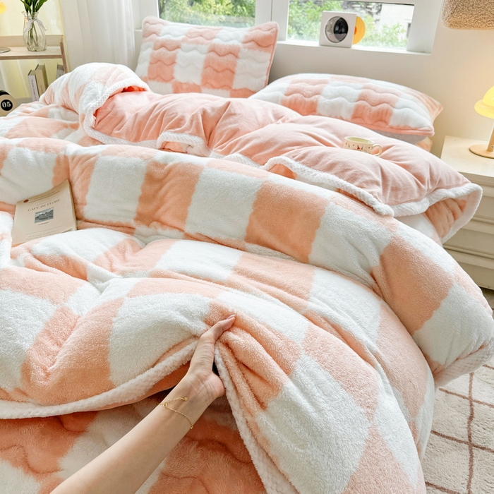 91家纺网 家纺一手货源 找家纺 2024新款A类北极绒格子-条纹系列宽包边加厚被套（自然光图） 棋盘格-粉玉