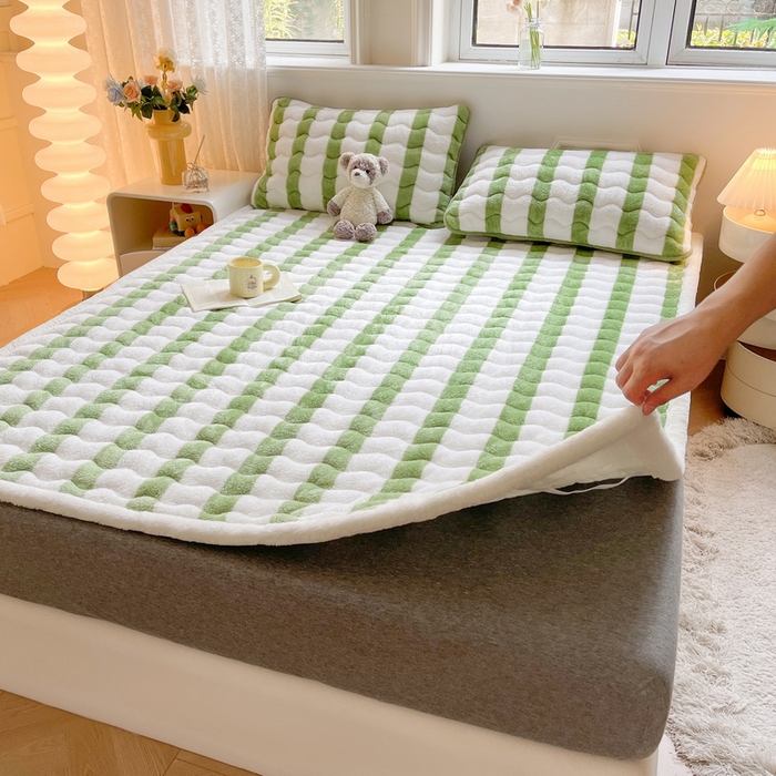 91家纺网 家纺一手货源 找家纺 2024秋冬加厚床垫床褥子北极绒印花泰迪绒床褥床护垫三件套-160g夹棉 条纹-豆绿