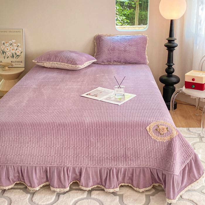 91家纺网 家纺一手货源 找家纺 胜权家纺 2024秋冬新款婴儿绒夹棉圆角花边简约风纯色牛奶绒床盖三件套 流绪花梦紫