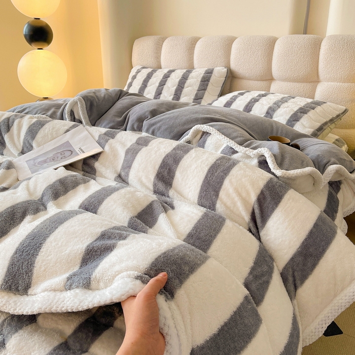 91家纺网 家纺一手货源 找家纺 2024新款A类北极绒格子-条纹系列宽包边加厚被套（暖光图） 条纹-灰色