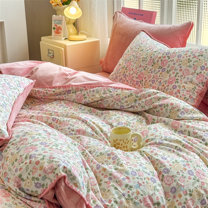 91家纺网 家纺一手货源 找家纺 2025新款三角针贝壳边棉加牛奶绒工艺款四件套 花园芬芳