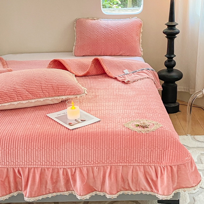 91家纺网 家纺一手货源 找家纺 胜权家纺 2024秋冬新款婴儿绒夹棉圆角花边简约风纯色牛奶绒床盖三件套 流绪花梦玉