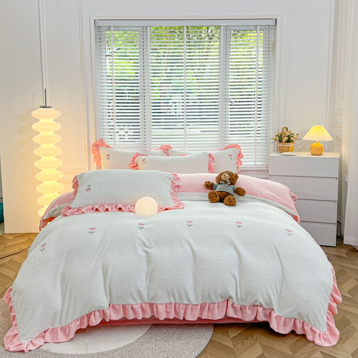 91家纺网 家纺一手货源 找家纺 金麦家纺 2024新款花边款牛奶绒四件套 粉色花朵