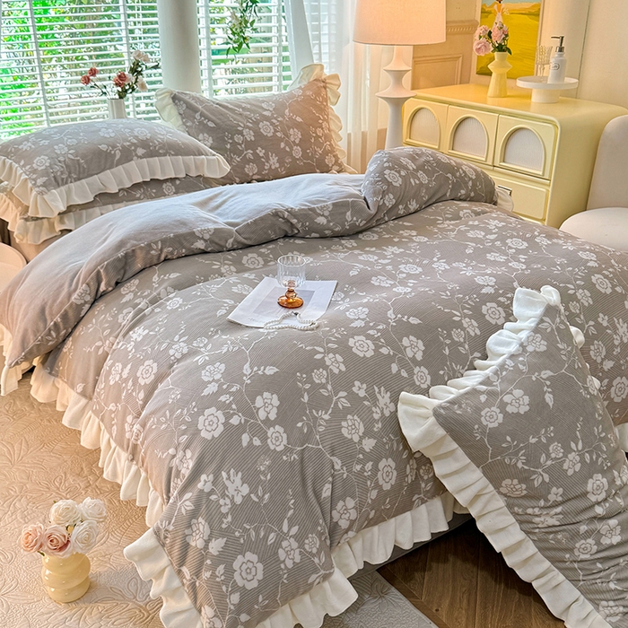 91家纺网 家纺一手货源 找家纺 大麦家纺 204新款高克重雕花牛奶绒四件套-爱丽丝 爱丽丝-浅灰