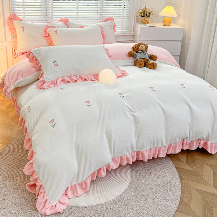 91家纺网 家纺一手货源 找家纺 金麦家纺 2024新款花边款牛奶绒四件套 粉色花朵