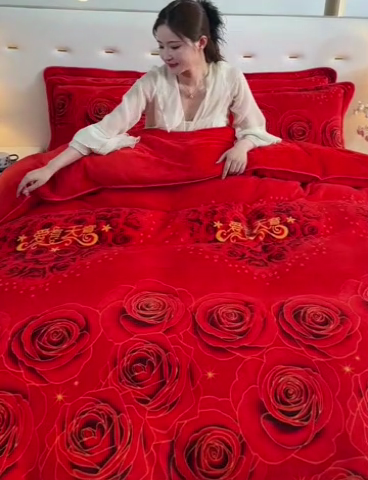 91家纺网 家纺一手货源 找家纺 阿亮家居 2024新款8.5斤保暖牛奶绒金貂绒床裙款四件套 爱有天意