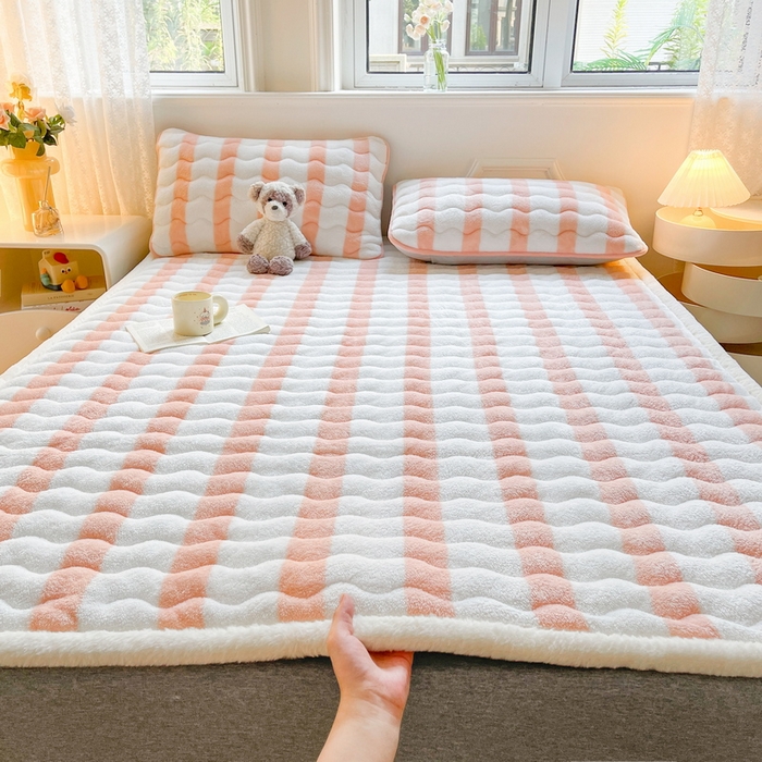 91家纺网 家纺一手货源 找家纺 2024秋冬加厚床垫床褥子北极绒印花泰迪绒床褥床护垫三件套-160g夹棉 条纹-粉玉