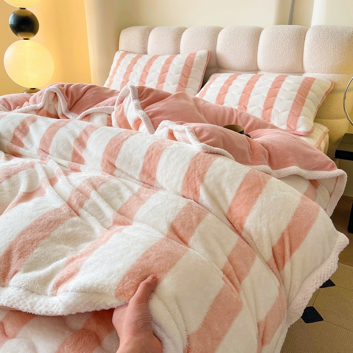 91家纺网 家纺一手货源 找家纺 2024新款A类北极绒格子-条纹系列宽包边加厚被套（暖光图） 条纹-粉玉