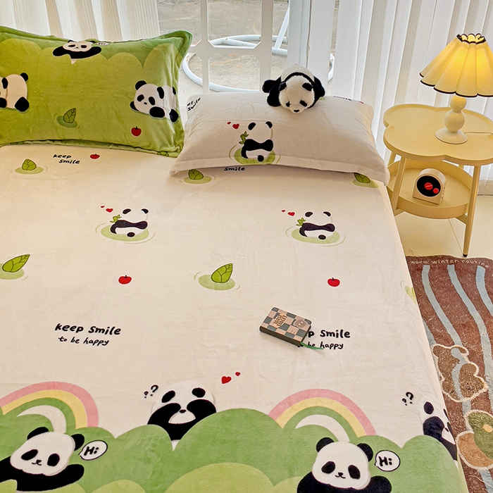 91家纺网 家纺一手货源 找家纺 名兮家居 2024新款时尚卡通风高克重牛奶绒床单-盖毯 彩虹熊猫-果绿