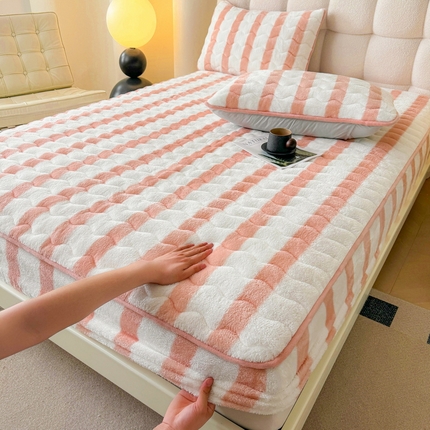 91家纺网 家纺一手货源 找家纺 （总）2024秋冬北极绒加厚夹棉床笠三件套印花泰迪绒床垫保护套罩-格子条纹系（暖光图）