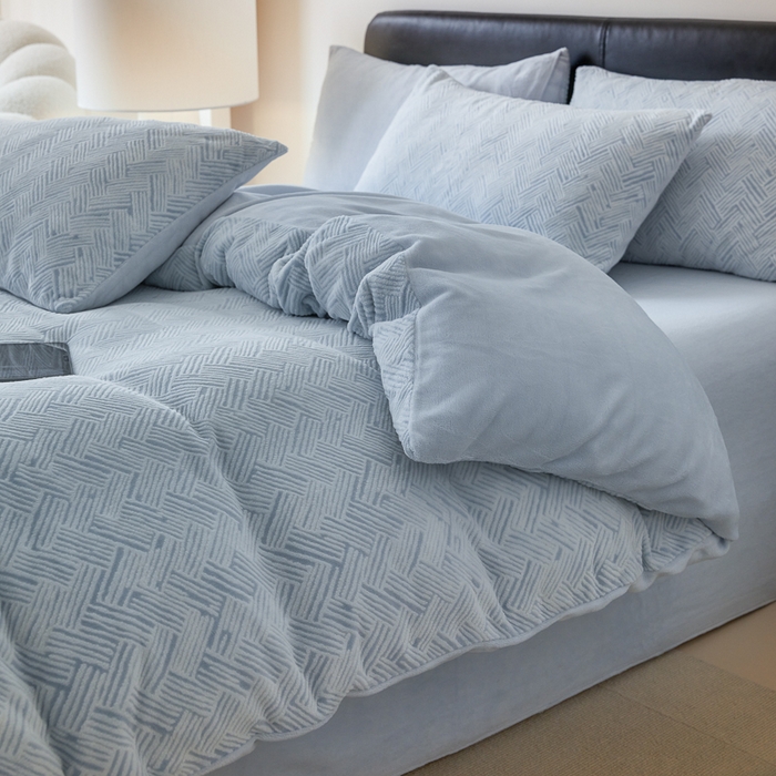 91家纺网 家纺一手货源 找家纺 优彩 2025新款雕花牛奶绒四件套烂花牛奶绒四件套 小几何-婴儿蓝