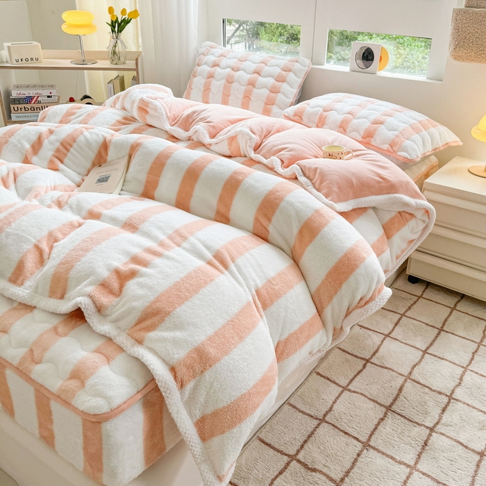 91家纺网 家纺一手货源 找家纺 2024新款A类北极绒格子-条纹系列宽包边加厚被套（自然光图） 条纹-粉玉