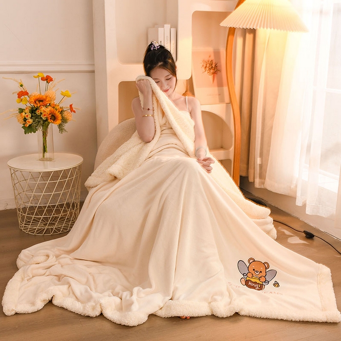 91家纺网 家纺一手货源 找家纺 2025新款毛毯AB版牛奶绒+羊羔绒毯子复合多功能午睡毯 美梦-奶昔白