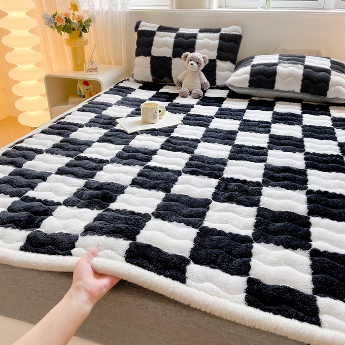 91家纺网 家纺一手货源 找家纺 2024秋冬加厚床垫床褥子北极绒印花泰迪绒床褥床护垫三件套-160g夹棉 棋盘格-黑白