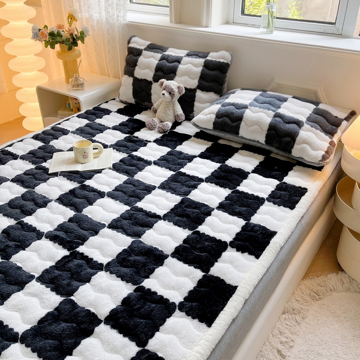 91家纺网 家纺一手货源 找家纺 2024秋冬加厚床垫床褥子北极绒印花泰迪绒床褥床护垫三件套-160g夹棉 棋盘格-黑白