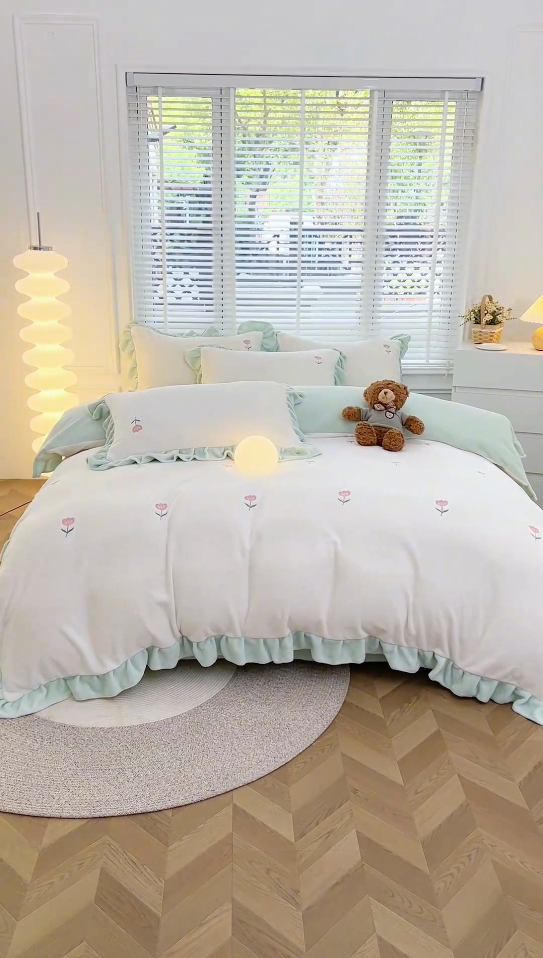 91家纺网 家纺一手货源 找家纺 金麦家纺 2024新款花边款牛奶绒四件套 蓝色花朵