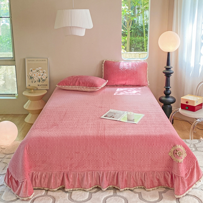 91家纺网 家纺一手货源 找家纺 胜权家纺 2024秋冬新款婴儿绒夹棉圆角花边简约风纯色牛奶绒床盖三件套 流绪花梦粉