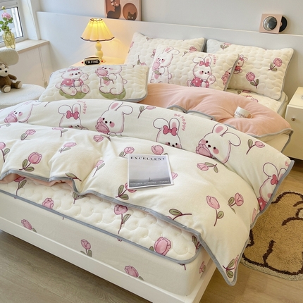 91家纺网 家纺一手货源 找家纺 2024秋冬A类牛奶绒加厚夹棉床笠+牛奶绒被套四件套浪漫小兔